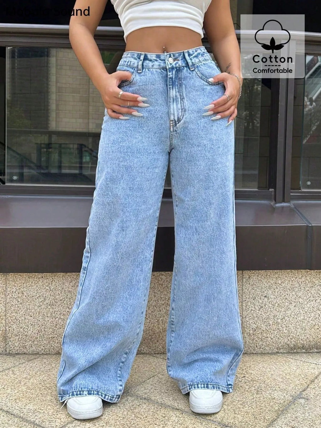 Light wash wide-leg jeans for women in blue denim